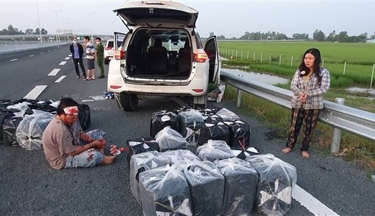Đôi vợ chồng chở thuốc lá lậu lao ôtô vào xe cảnh sát