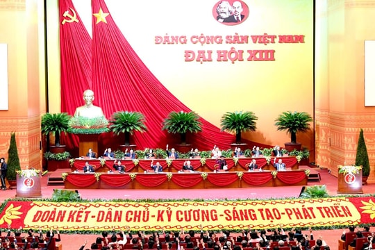 Đoàn Chủ tịch Đại hội XIII gồm 16 Ủy viên Bộ Chính trị và đồng chí Trần Thanh Mẫn