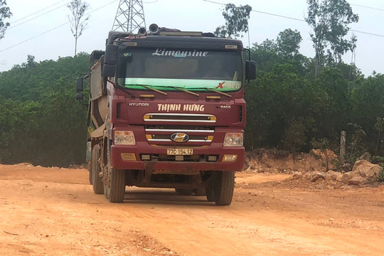 Bình Định: Doanh nghiệp ngang nhiên dùng đất khai thác trái phép để thi công công trình nhà nước