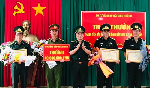 Bộ Tư lệnh BĐBP: Trao thưởng thành tích đấu tranh phòng, chống ma tuý và tội phạm