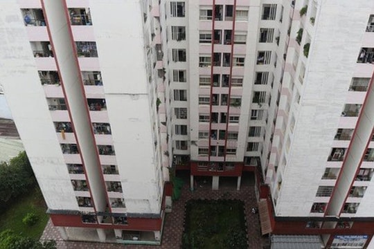 Một học sinh cấp 3 rơi lầu tại chung cư quận 12