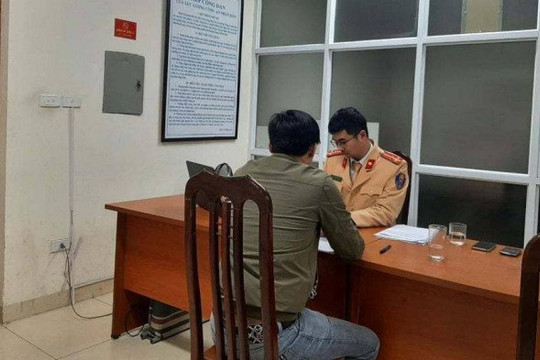 Xử lý người đi xe máy lao theo đoàn xe phục vụ Đại hội Đảng XIII