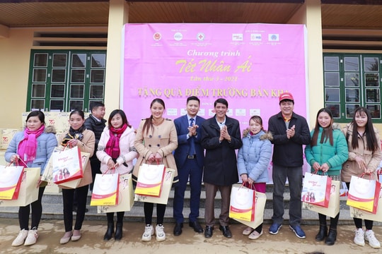 Vietjet mang niềm vui Tết đến với bà con dân tộc