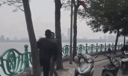 Bắt quả tang vợ cặp bồ, chồng bị gã nhân tình của vợ đấm túi bụi