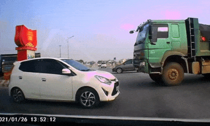 Ngổ ngáo đi ngược chiều, xe ben gặp đúng 'đối cứng' và nhận ngay cái kết bẽ bàng