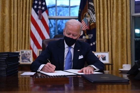 Tin vắn thế giới ngày 29/1: Tổng thống Biden ký sắc lệnh dỡ bỏ lệnh cấm tài trợ nạo phá thai