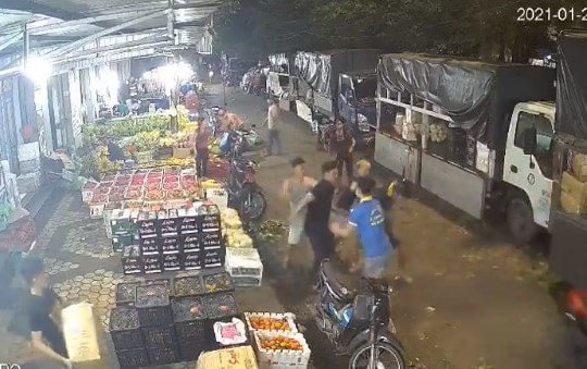 Nam thanh niên bị đâm gục ở chợ đầu mối Tân Biên
