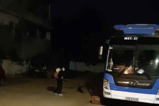 Tạm giữ xe khách lén lút đón người từ vùng dịch về Nghệ An trong đêm