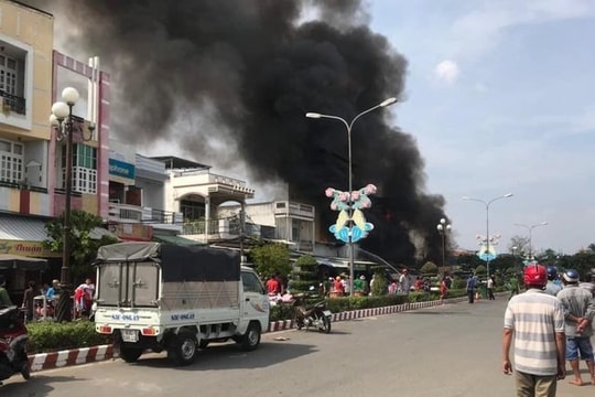 Cháy lớn thiêu rụi 4 căn nhà, 1 người tử vong