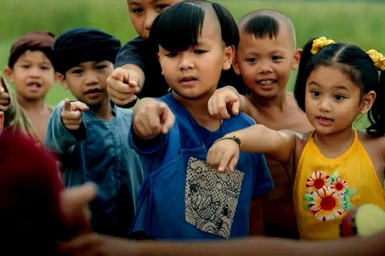 Nhà sản xuất hiện đã gỡ clip khi khán giả phản ứng giữ dội việc “Trạng tí” đổ nước vào giếng để lấy quả bưởi