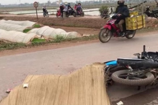 Nam thanh niên 19 tuổi tử vong thương tâm sau va chạm với xe tải chở đất