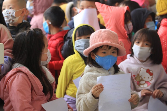 1.500 học sinh của Trường Tiểu học Xuân Phương lấy mẫu xét nghiệm COVID-19