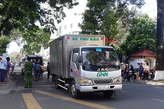 Người phụ nữ đi xe đạp bị xe tải cán qua người tử vong tại chỗ