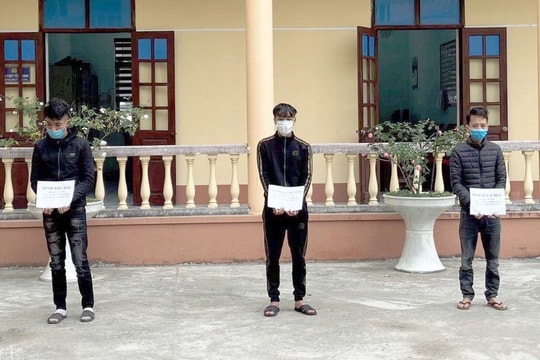 Giả danh chốt phòng chống dịch, thu tiền, hành hung người đi lại