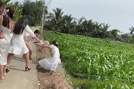 Cô dâu đẩy hội bạn thân vào thế khó khi tung hoa cưới phi thẳng xuống ruộng