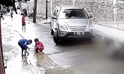 Rùng mình khoảnh khắc bé trai bị ô tô đâm trúng, cán qua người