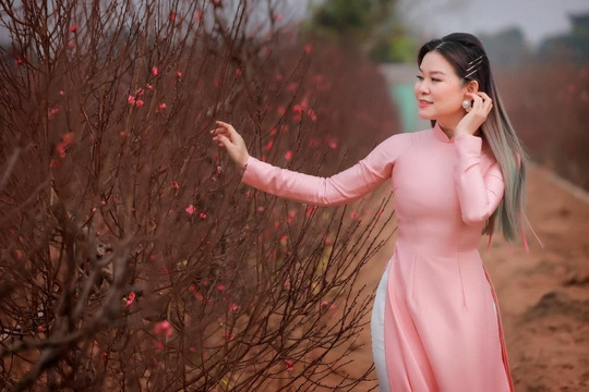 “Phù thủy tóc” Minh Phương khoe sắc khi diện áo dài thướt tha