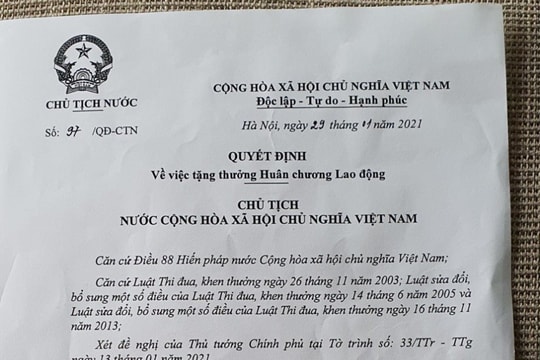 Trao Quyết định tặng thưởng Huân chương Lao động hạng Ba cho Thẩm phán TANDTC Chu Xuân Minh