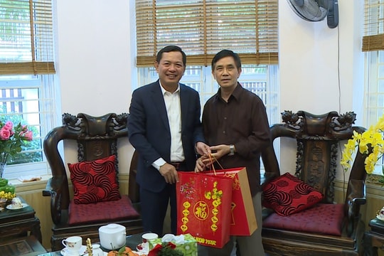Phó Chánh án TANDTC Nguyễn Văn Du chúc Tết các gia đình nguyên lãnh đạo TANDTC