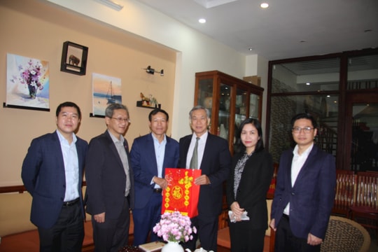 Phó Chánh án TANDTC Nguyễn Trí Tuệ chúc Tết gia đình các nguyên lãnh đạo TANDTC, Trọng tài Kinh tế Nhà nước