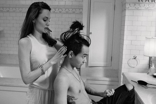 Cậu cả nhà Angelina Jolie gây chú ý khi cởi trần để lộ hình xăm dữ tợn