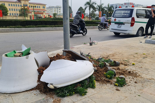 Người đàn ông tử vong tại chỗ sau khi đâm trúng chậu hoa Tết bên đường