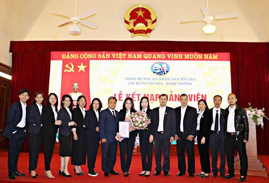 Chi bộ Vụ Thi đua-Khen thưởng TANDTC tổ chức Lễ kết nạp đảng viên mới