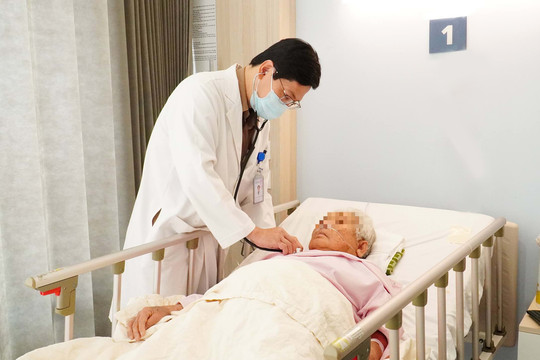 Phẫu thuật thành công cho cụ bà 85 tuổi nhiễm trùng nang gan, sỏi túi mật