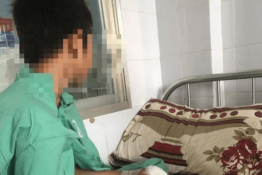 Pin bất ngờ phát nổ, nam sinh lớp 6 bị dập nát hai bàn tay