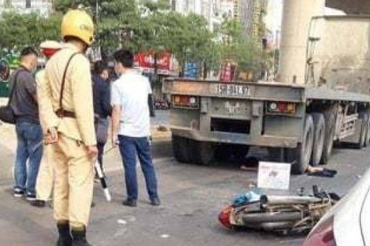 Nam thanh niên tử vong thương tâm sau khi va chạm với xe đầu kéo