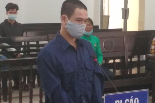 Mua hai con dao về đâm chết vợ vì nghi ngoại tình