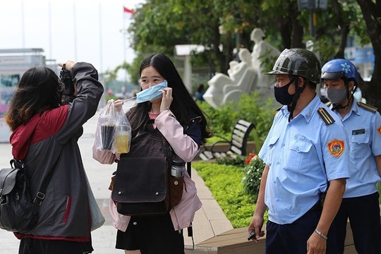 Không đeo khẩu trang nơi công cộng bị phạt bao nhiêu tiền?