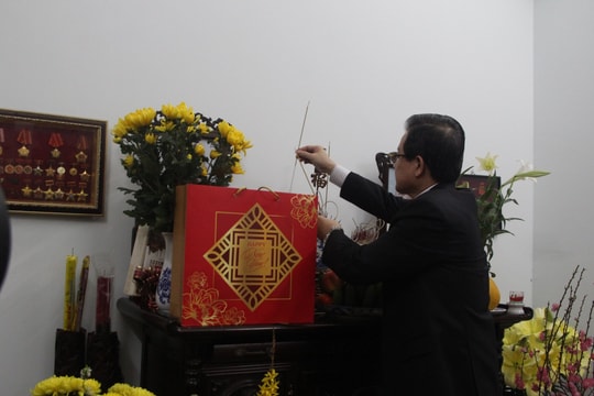 Phó Chánh án Thường trực Lê Hồng Quang chúc Tết gia đình các đồng chí cố Chánh án TANDTC