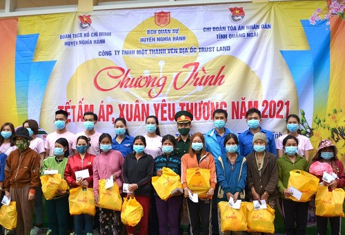 Chi đoàn TAND tỉnh Quảng Ngãi vui Tết cùng học sinh và người dân nghèo