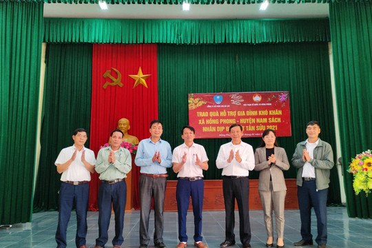 Công ty Cổ phần sữa Hà Lan trao nhiều phần quà hỗ trợ gia đình khó khăn nhân dịp Tết Tân Sửu 2021