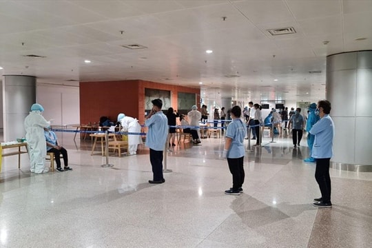 TP. HCM họp khẩn về ca nghi nhiễm là nhân viên sân bay Tân Sơn Nhất