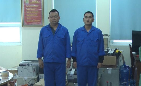 Bắt giữ 2 đối tượng làm văn bằng giả, thu giữ hơn 5 tấn phôi