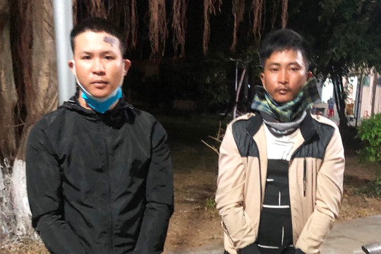 Bắt giữ 2 thanh niên mang dao tự chế đi thu tiền bảo kê xe dưa hấu