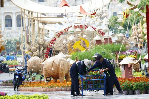 Người dân phải đeo khẩu trang khi tham quan đường hoa Nguyễn Huệ
