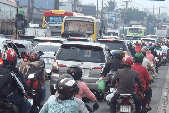 Người dân về quê ăn Tết, cửa ngõ phía Tây TP.HCM ùn ứ