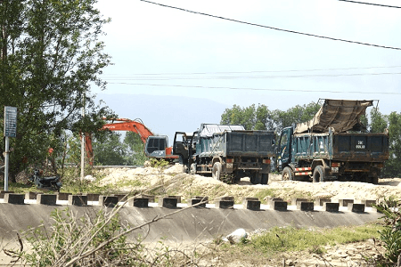 Quảng Ngãi: Doanh nghiệp khai thác cát gây sạt lở bờ sông, hư hỏng đường giao thông