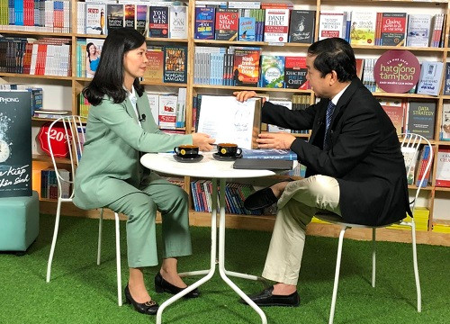 Trao tặng sách cho các phạm nhân dịp Tết Tân Sửu 2021