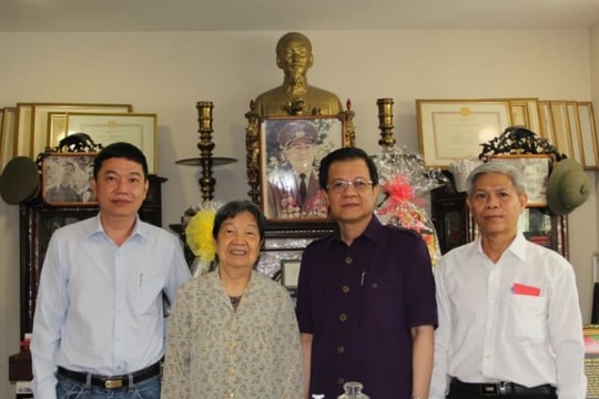 Phó Chánh án Thường trực Lê Hồng Quang chúc Tết nguyên lãnh đạo TANDTC 