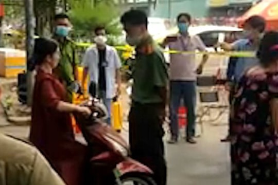 Người phụ nữ không đeo khẩu trang, la hét đòi ra khỏi chung cư bị phong tỏa