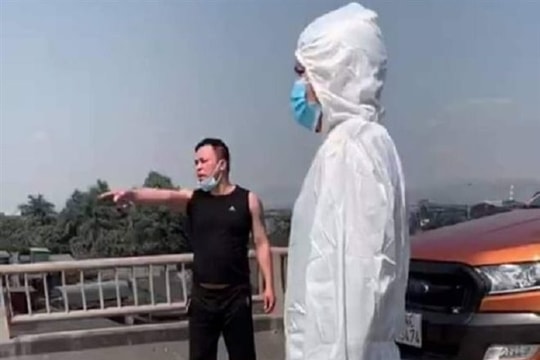 Không qua được chốt phòng dịch, nam tài xế đấm CSGT chảy máu mũi