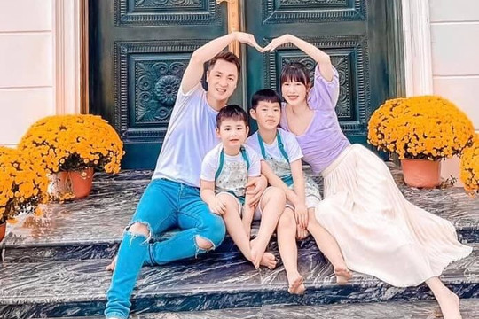 Bà xã ca sĩ Đăng Khôi: “Tết, đừng mua hoa trễ”