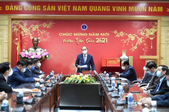 Thủ tướng: Chia sẻ, bảo vệ, ủng hộ những người chiến sĩ áo trắng