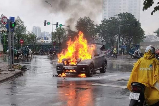 Xe sang BMW bất ngờ bốc cháy ngùn ngụt giữa phố Hà Nội trưa 28 Tết