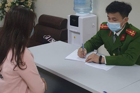 Nữ Giám đốc tặng quà Tết cho bạn bằng pháo hoa nổ