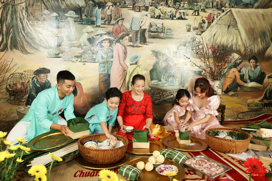 Vợ chồng Khánh Thi dạy hai con gói bánh chưng trong MV ngày xuân
